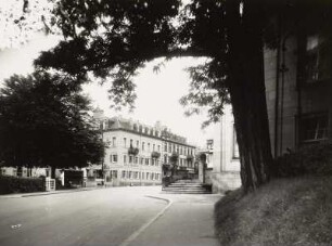 Bad Kissingen, Blick über eine Straße : Bad Kissingen. Blick zur Pension "Haus Hermann"