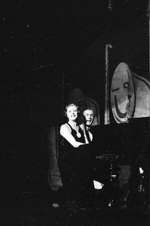 Kabarett der Komiker: Edith von Ebeling und G. Schwerkolt singen; beide am Flügel sitzend