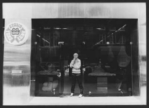 Aufnahme für die Reportagereihe „Außenseiter der Mode“: Studio Fong Leng, Amsterdam : Studio Fong Leng, Schaufensterfront, davor die Designerin Fong Leng