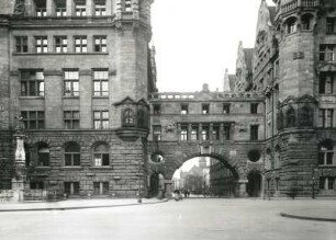 Leipzig, Neues Rathaus : Leipzig. Neues Rathaus. Straßenansicht vom Burgplatz mit Rathausbrunnen (1905-1908, G. Wrba)