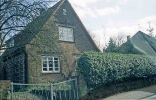 Poststraße 6: giebelständiges Backsteinhaus: Straßenfront, Traufseite mit Eingangstür