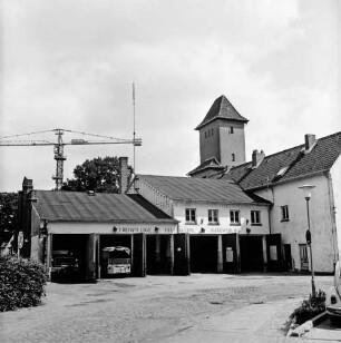 Feuerwache Woldenhorn: Schäferweg: [ehemaliges Elektrizitätswerk]: Feuerwehrgerätehaus mit Funkantenne, Garagentüren geöffnet, Fahrzeuge: rechts Verwaltungsgebäude: dahinter Schlauchturm: im Hintergrund Baukran
