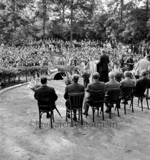 CDU: Kundgebung: Bürgerpark: Naturbühne: Bundesminister für Ernährung Werner Schwarz hält Ansprache am Rednerpult: vorne Funktionsträger auf Stuhlreihe, darunter Kreispräsident Friedrich Hardt, Landrat Wennemar Haarmann, CDU-Kreisvorsitzender Konrad Meyer, Olaf von Wrangel: Blumensträuße, Souffleurkasten, Lautsprecher: Fotografen: in Orchestergraben Fotograf: hinten Publikum, 11. August 1965