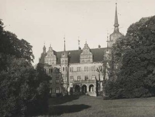 Boitzenburg, Uckermark. Ansicht des gleichnamigen Schlosses. Hier die Seeseite vom Schlosspark aus gesehen