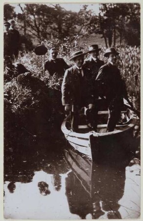 Männer bei einer Bootspartie. Fotografie (Weltpostkarte)
