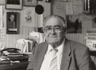 Porträtaufn. Ernst Schäfer (1916-2002; Fotograf und Publizist) in seiner Wohnung