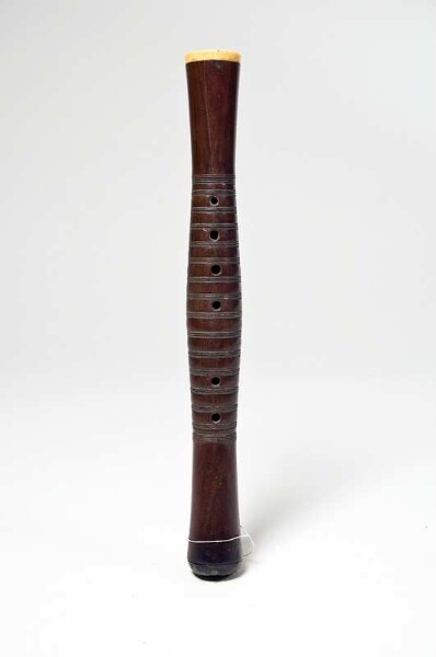 Oboe with conical tube with finger holes