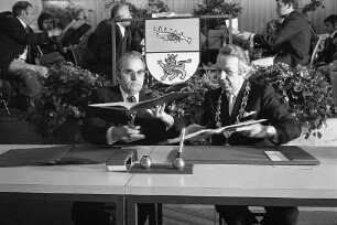 Unterzeichnung des Vertrags über die Eingemeindung von Wettersbach nach Karlsruhe mit Wirkung vom 1. Januar 1975