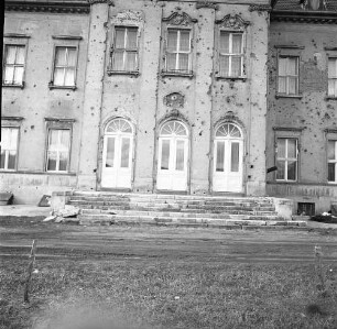 Prötzel, Am Park 1. Schloss Prötzel (1712/1717, A. Schlüter; 1859 Umbau, F. A. Stüler; 1924 Umbau). Hofseite. Teilansicht mit Portalen, Treppe und Fenstern