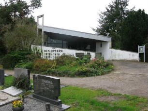 Trauerhalle und Ehrenmal (Trauerhalle); Niddatal, Steinkautenweg