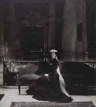 Madame de la Haye-Jousselin im Reitkostüm à la Elisabeth von Österreich (Modell Pierre Balmain)