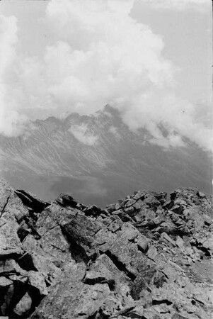 Gebirge : Blick auf ein Felsmassiv in den Alpen.
