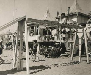 Channes. Frankreich. Im März an der französischen Riviera (Côte d’Azur). Badegäste in einem Strandbad der Stadt