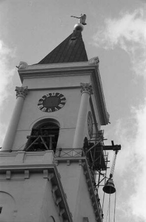 Installierung der Glocken im Turm der Evangelischen Stadtkirche.