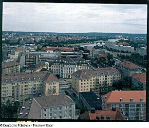 Blick vom Rathausturm über Wohn- und Geschäftshäuser Gewandhausstraße/Wilsdruffer Straße, im Mittelgrund Landhaus (Stadtmuseum)