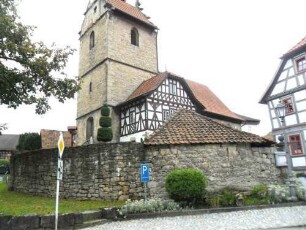 Ansicht von Nordosten mit Kirche über Kirchhofmauer (Wehrgang mit Brüstung abgetragen-Basis eines Steingaden mit Ziegeldach erhalten)