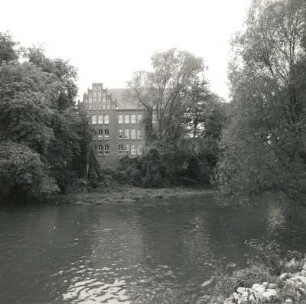 Spremberg, Wirthstraße 1. Gesamtschule (ehemalige Mädchenschule) (1905). Ansicht über die Spree