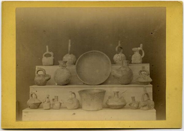 Vessels and stirrup vessels (Bremen collection)