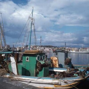 Lesbos, Mytilíni, Fischkutter im Haupthafen. Drüben das Frurion