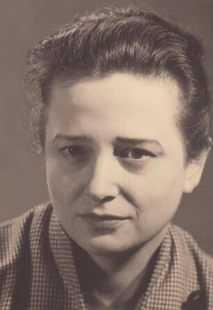 Porträt Annemarie Reinhard (1921-1976; Schriftstellerin, Kulturfunktionärin). Fotografie 1955. Dresden: Deutsche Fotothek