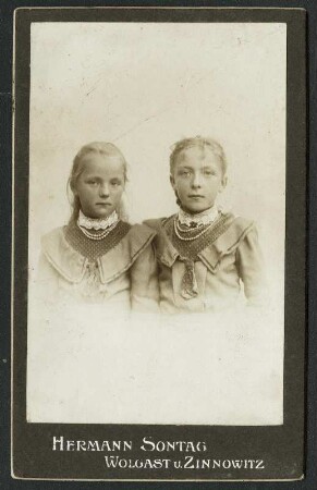 Doppelporträt zweier Mädchen (wohl Schwestern), aufgenommen im Atelier des Fotografen in Wolgast oder Zinnowitz