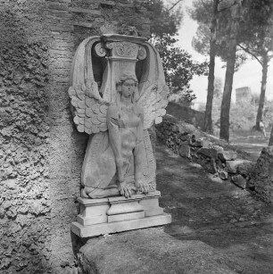 Sphinx als Trägerfigur