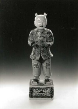 Figur eines Genius der Eintracht (China, wohl E. 18. Jh.; Porzellan; Aufglasurmalerei; Höhe 45 cm; Staatliche Kunstsammlungen Dresden (SKD)