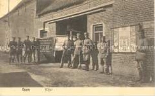 Soldaten vor dem Kino in Oppy