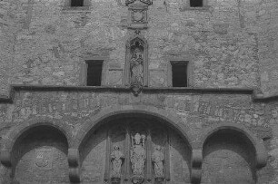 Würzburg: dreibogiger Vorbau mit Figuren