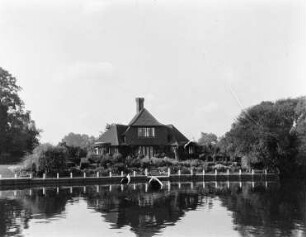Themsefahrt : Blick von der Themse auf ein Landhaus