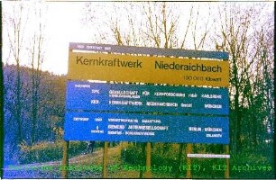Informationstafel zum Bau des Kernkraftwerks Niederaichbach (KKN)