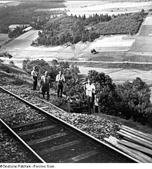 Deutschland? Bauarbeiter an einer Eisenbahnstrecke