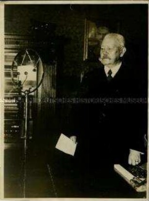 Reichspräsident von Hindenburg bei seiner Rundfunkansprache zum Jahresende 1931