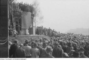 Dresden, Brücke der Einheit (Albertbrücke). Richtfest und Aktivistenauszeichnung. Feier bei "Donaths Neuer Welt", 30. April 1946