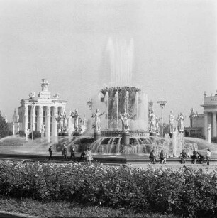 Brunnen der Völkerfreundschaft : Moskau. Volkswirtschaftsausstellung der UdSSR (Allrussisches Ausstellungszentrum). Brunnen der Völker der Sowjetunion (Brunnen der Völkerfreundschaft). Blick zum armenischen Pavillon (links)