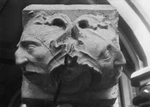 Konsole von der ehemaligen Empore der Stadtpfarrkirche Sankt Maria mit zwei Blattmasken