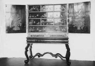 Schrank im chinesischen Stil, schwarz-gold lackiert