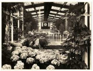 Ausstellungsgarten Deutsche Gartenbau-Ausstellung 1933, Berlin: Innenansicht Ausstellungshalle, Blick vom Laubengang über den Exotischen Wassergarten