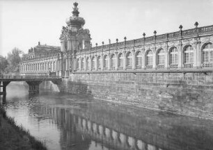 Dresden. Zwinger, Kronentor mit Langgalerien und Graben