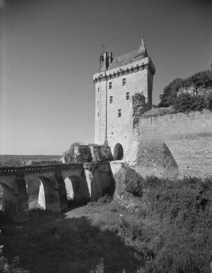 Château du Milieu. Tour de l'Horloge