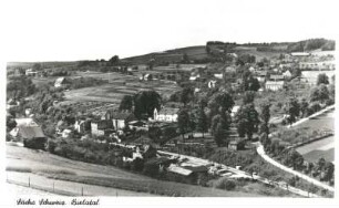 Rosenthal-Bielatal. Siedlungsteil Hermsdorf. Blick vom Kleinen Eichberg bei Reichstein nach Südwesten über das Bielatal gegen die Panoramahöhe