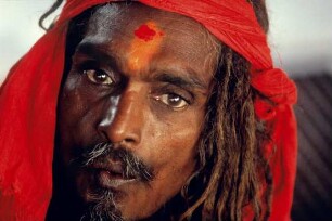 Indien. Heiliger Mann im Ganges
