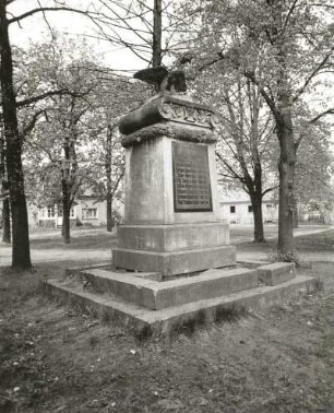 Denkmal für die Gefallenen des 1. Weltkrieges (nach 1918, Sandstein). Storkow (Mark)-Bugk, Dorfplatz