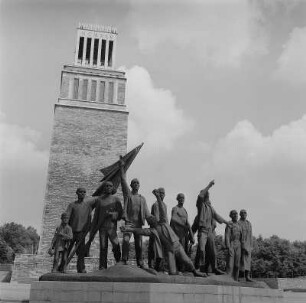 Weimar-Buchenwald. Mahnmal auf der Südseite des Ettersbergs (1954-1958) mit Turm der Freiheit, davor die Figurengruppe von Fritz Cremer
