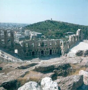 Athen. Odeon des Herodes Atticus am Fuße der Akropolis