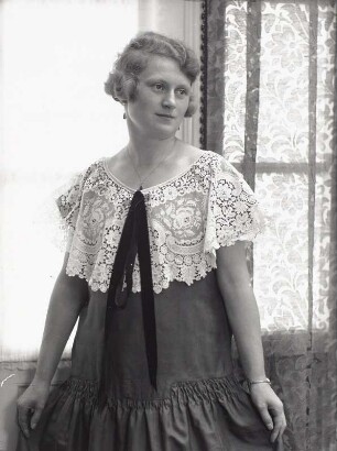 Die Frau des Fotografen, Hulda Hanisch, in einem Hänger-Kleid mit Spitzenkragen