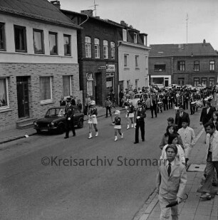 Schützenfest: Veranstalter Bürgerschützengilde von 1627 e.V. Bad Oldesloe: Umzug: Königstraße: hinten Oldesloer Spielmannszug: rechts und hinten Zuschauer: dahinter rechts Hamburger Straße: 28. Juli 1974