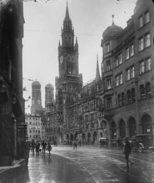 München. Marienplatz. Ansicht Neuem Rathaus (1867/1908; G. J. v. Hauberrisser). Blick gegen die Türme der Frauenkirche
