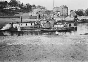 Meißen, Taucherschiff und Baggerschiff auf der Elbe