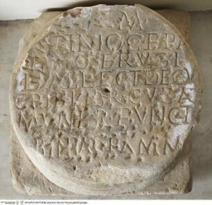 Cippus oder Ara mit Grabinschrift, wiederverwendet als Säulenbasis